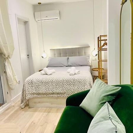 New Luxurious Studio With Patio/Center Apartment มาลากา ภายนอก รูปภาพ