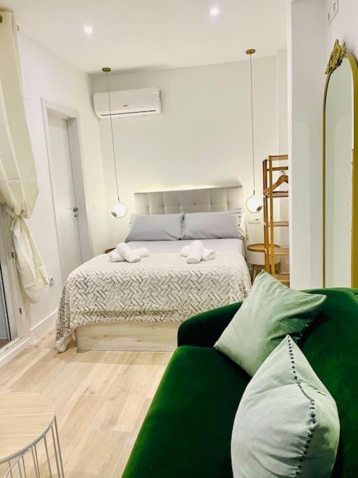 New Luxurious Studio With Patio/Center Apartment มาลากา ภายนอก รูปภาพ