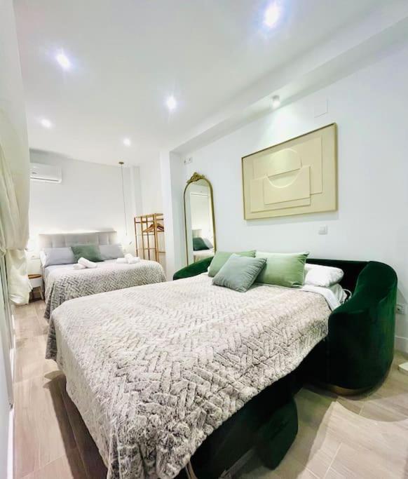 New Luxurious Studio With Patio/Center Apartment มาลากา ภายนอก รูปภาพ