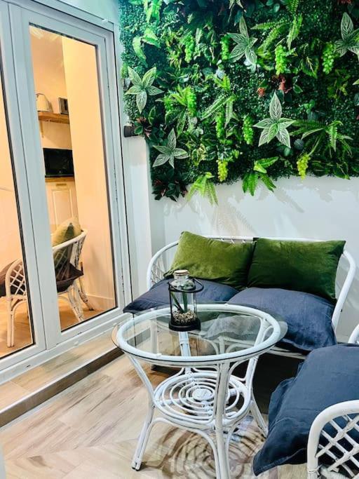 New Luxurious Studio With Patio/Center Apartment มาลากา ภายนอก รูปภาพ
