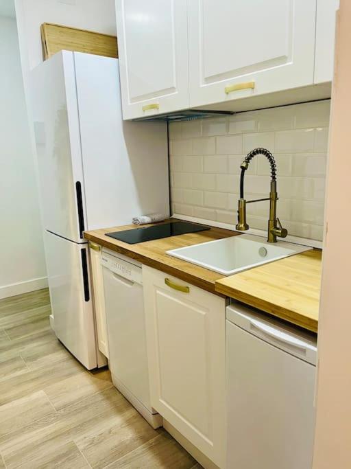 New Luxurious Studio With Patio/Center Apartment มาลากา ภายนอก รูปภาพ