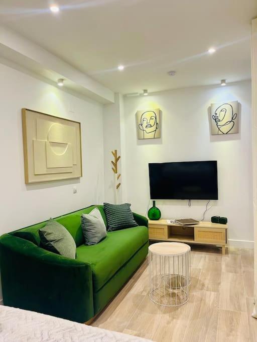New Luxurious Studio With Patio/Center Apartment มาลากา ภายนอก รูปภาพ