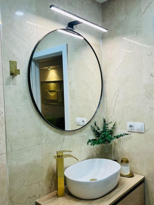 New Luxurious Studio With Patio/Center Apartment มาลากา ภายนอก รูปภาพ
